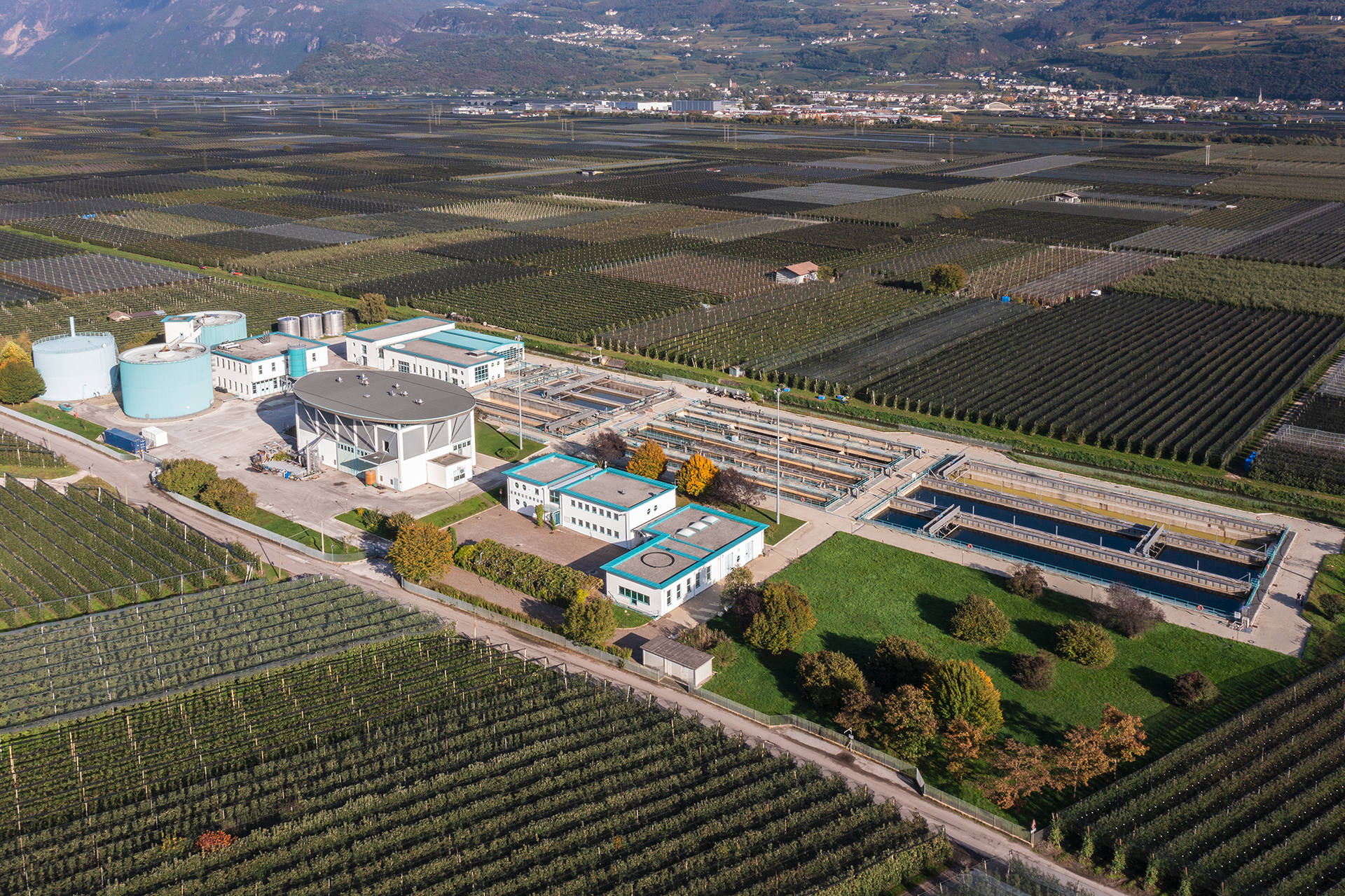 Veduta aerea dell'impianto di depurazione Eco Center a Termeno, immerso tra campi coltivati