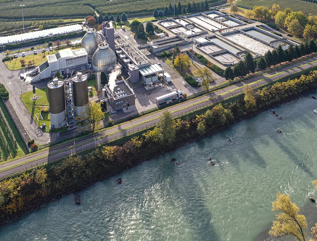 Luftaufnahme eines großen Industriekomplexes von Eco Center entlang eines Flusses zur Wasseraufbereitung
